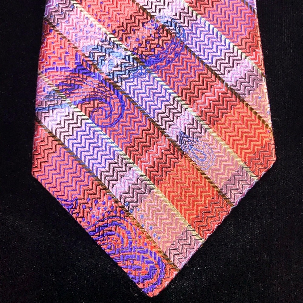 ROBERT GRAHAM 100% silk designer luxury tie. NWOT